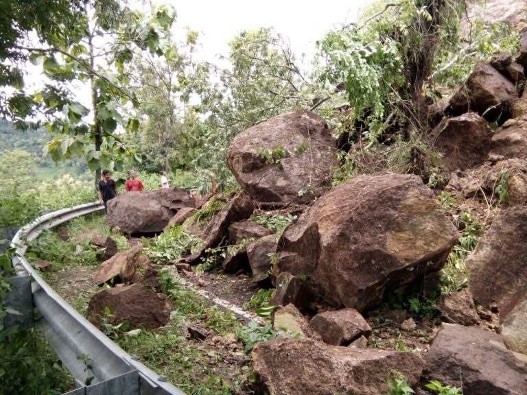 Jalur Ponorogo-Pacitan Lumpuh Akibat Longsor