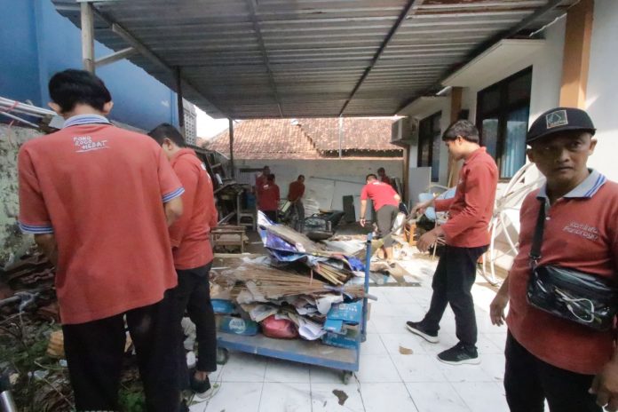 Bersih-Bersih Kantor Plus Ngobrol Bareng, Cara Bangun Soliditas di Dinas Kominfo dan Statistik Ponorogo